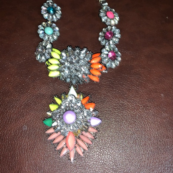 Women’s floral necklace - Picture 1 of 2